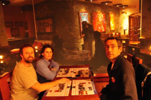 Jantando com a Laura (em recuperação!) no Café del Cielo, em Baños, no Equador